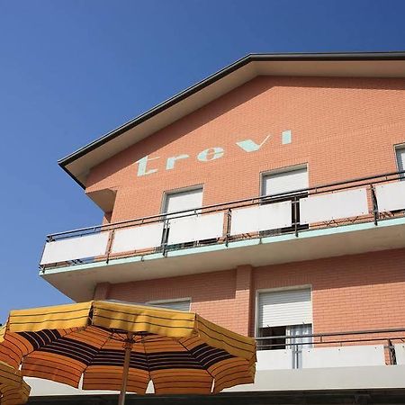 צ'סנטיקו Hotel Trevi מראה חיצוני תמונה