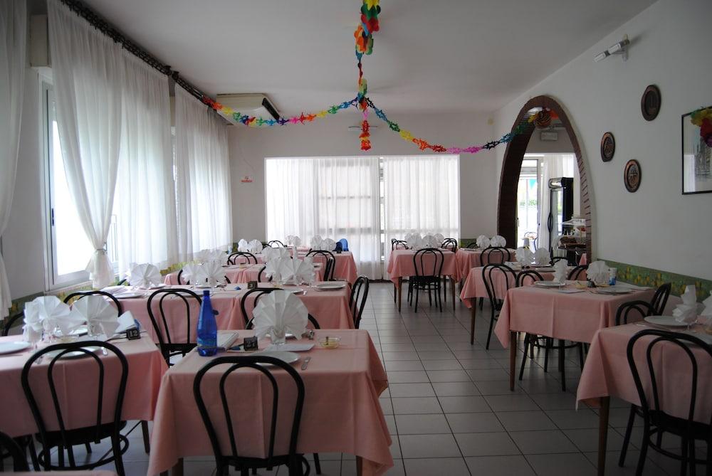צ'סנטיקו Hotel Trevi מראה חיצוני תמונה