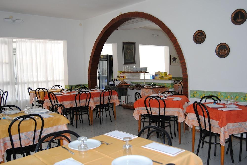 צ'סנטיקו Hotel Trevi מראה חיצוני תמונה