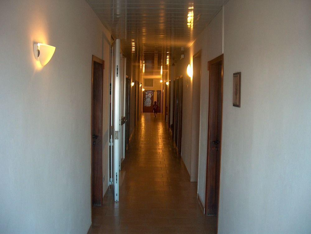 צ'סנטיקו Hotel Trevi מראה חיצוני תמונה