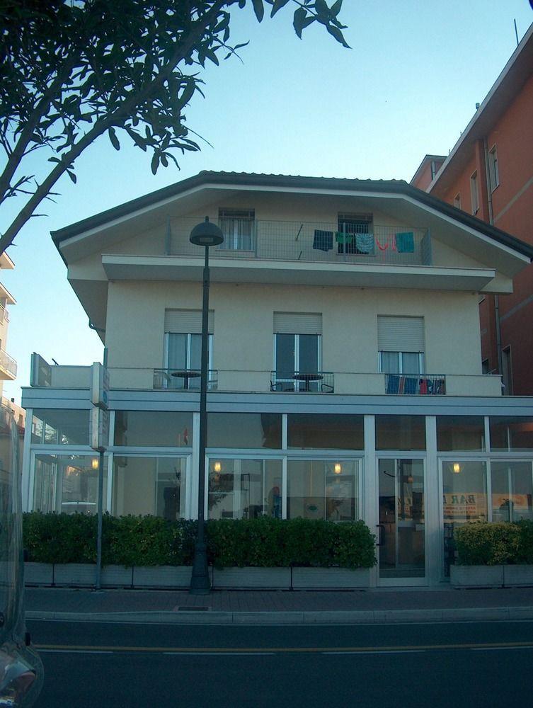 צ'סנטיקו Hotel Trevi מראה חיצוני תמונה