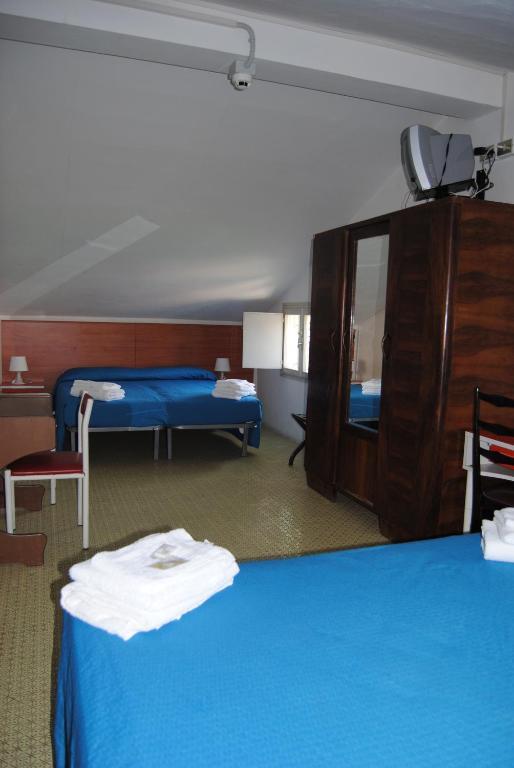 צ'סנטיקו Hotel Trevi חדר תמונה