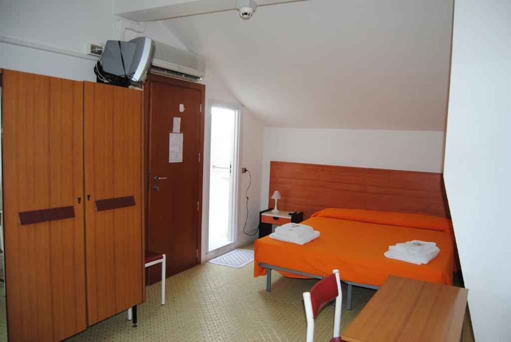 צ'סנטיקו Hotel Trevi חדר תמונה