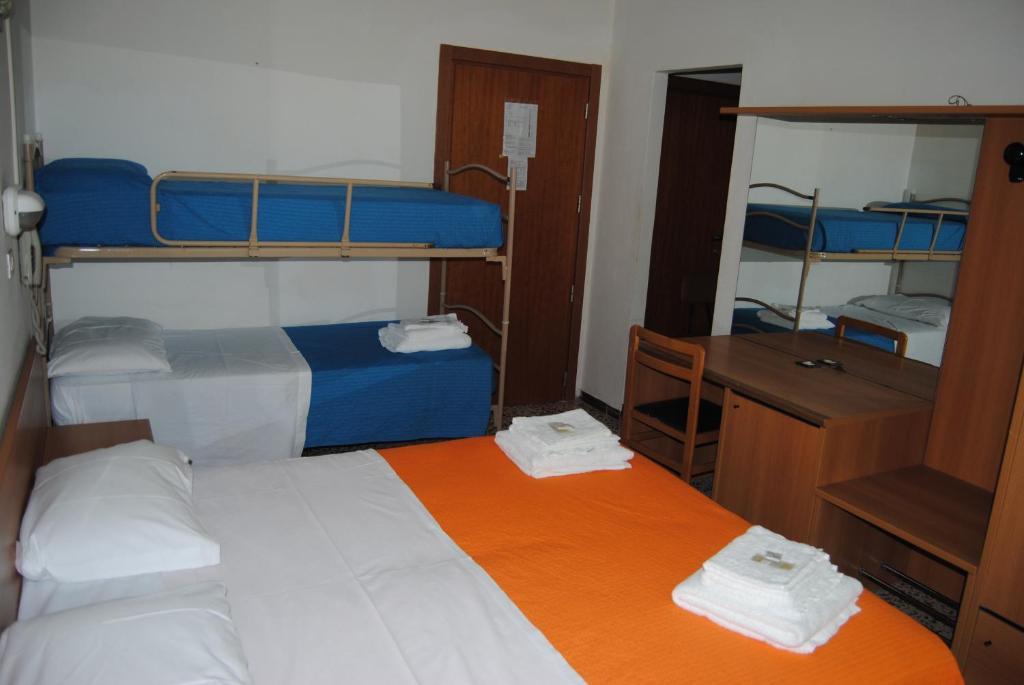 צ'סנטיקו Hotel Trevi חדר תמונה