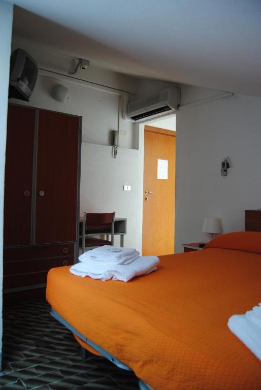 צ'סנטיקו Hotel Trevi חדר תמונה