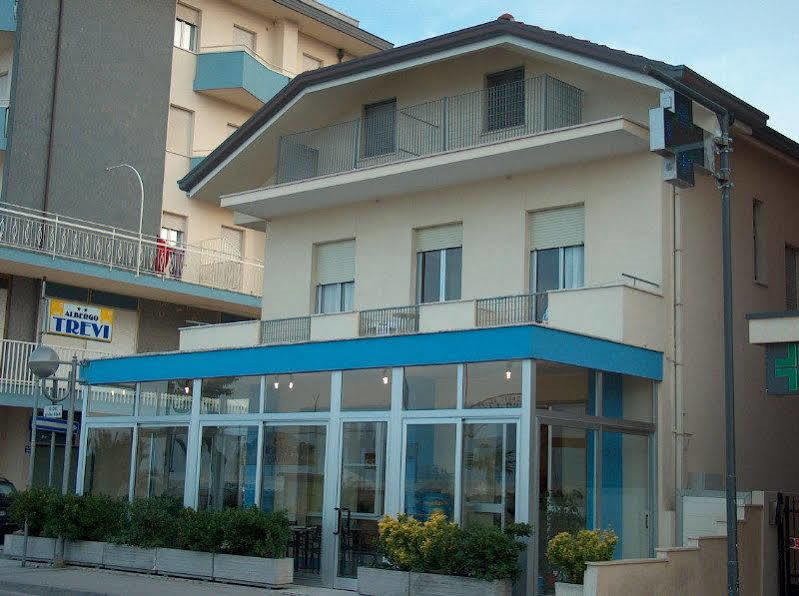 צ'סנטיקו Hotel Trevi מראה חיצוני תמונה