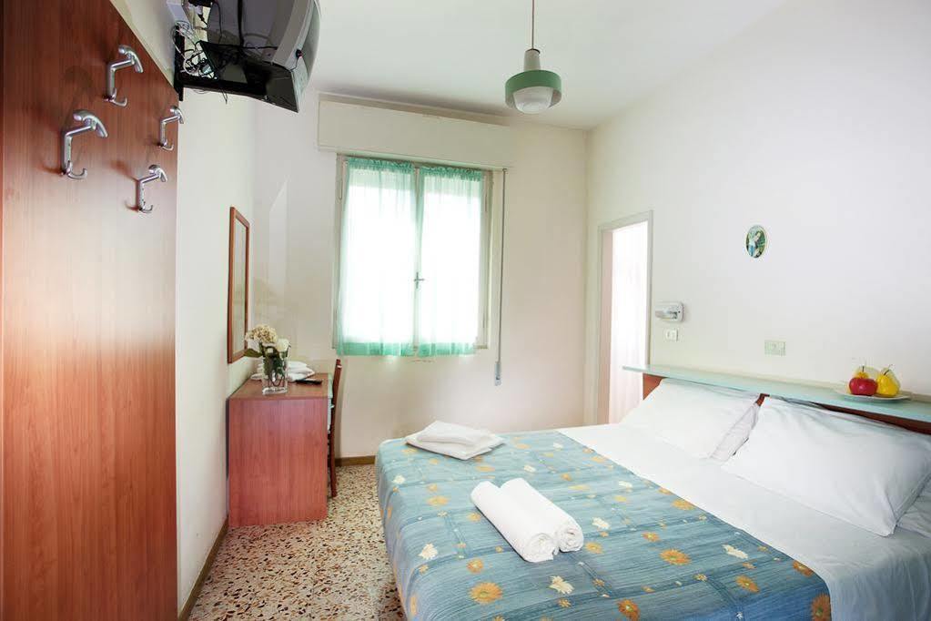 צ'סנטיקו Hotel Trevi מראה חיצוני תמונה