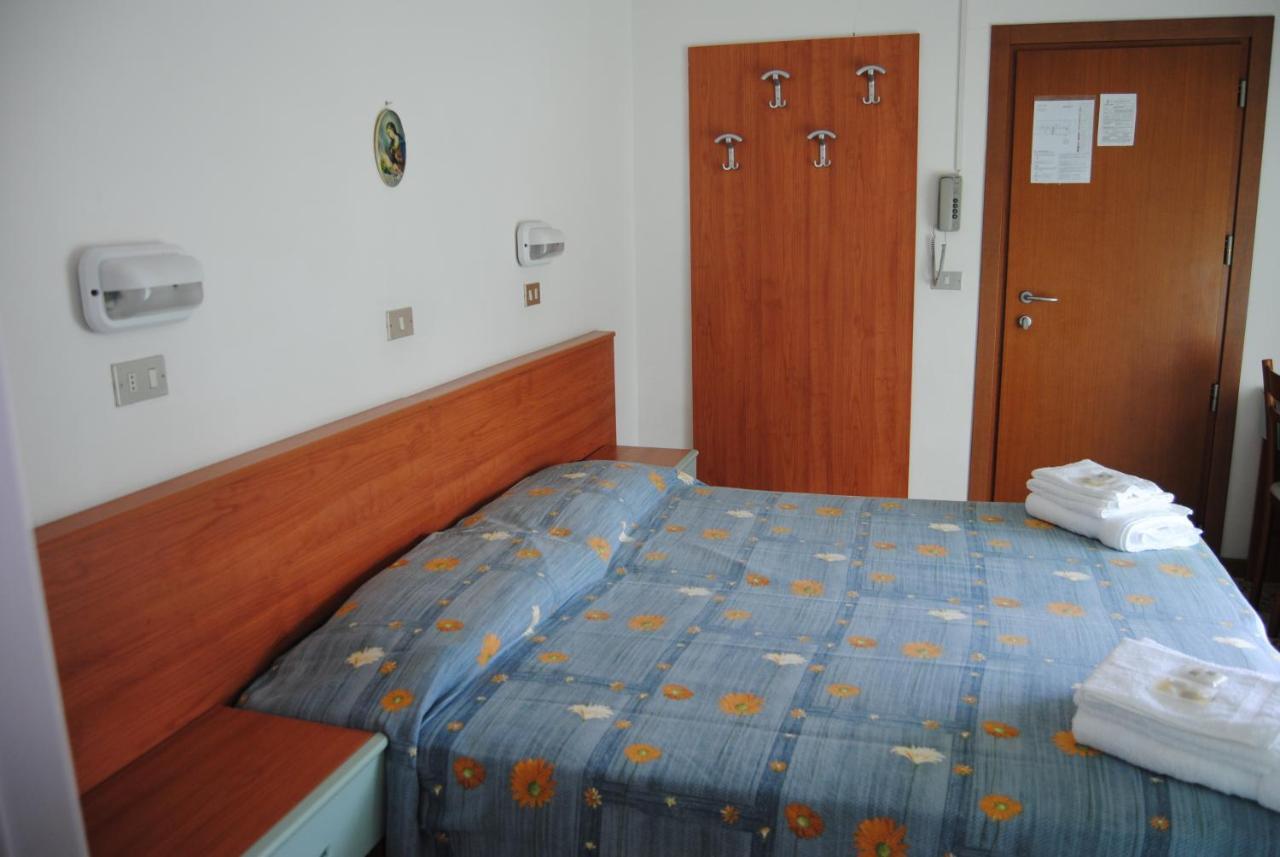 צ'סנטיקו Hotel Trevi חדר תמונה